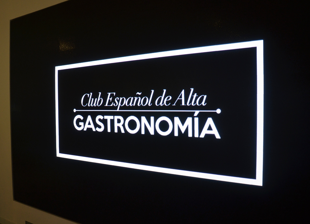 Este es el logo del Club Español de Gastronomía.